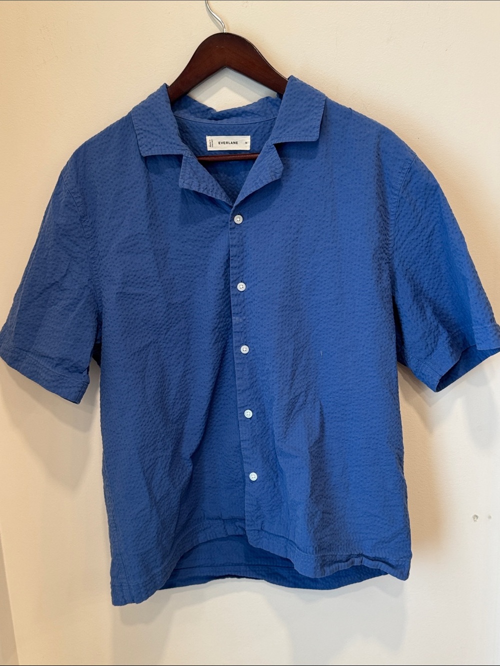 Everlane Organic Cotton Seersucker Camp Shirt – Royal Blue (Medium)